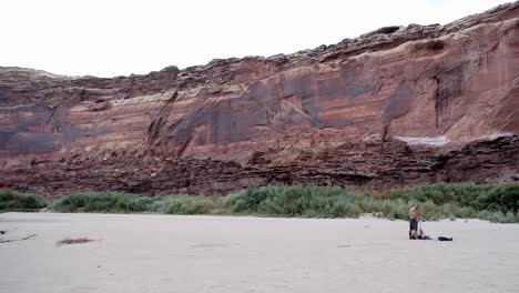pan de guy instalando carpa en la playa en utah canyon