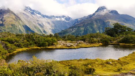 Wunderschöne-Pfanne-Mit-Alpensee-Auf-Dem-Gipfel-Mit-Blick-Auf-Die-Berge