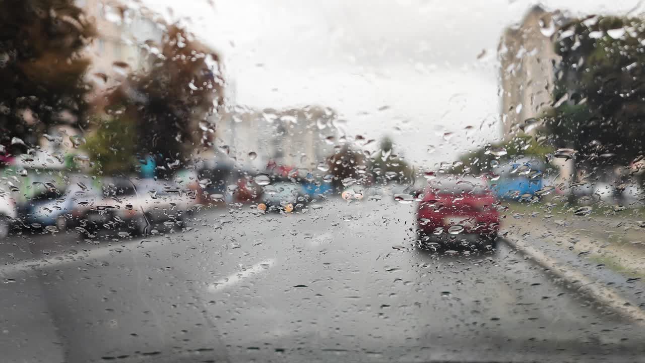 차 앞 창문은 비방울로 여 있습니다.