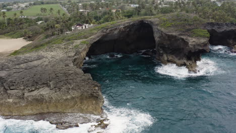 Costa-Rocosa-Y-Océano-En-Punta-Las-Tunas-Y-Cueva-India-De-La-Costa-Norte-De-Puerto-Rico---Toma-Aérea-De-Drones