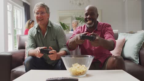 animación de felices y diversos amigos mayores que juegan videojuegos