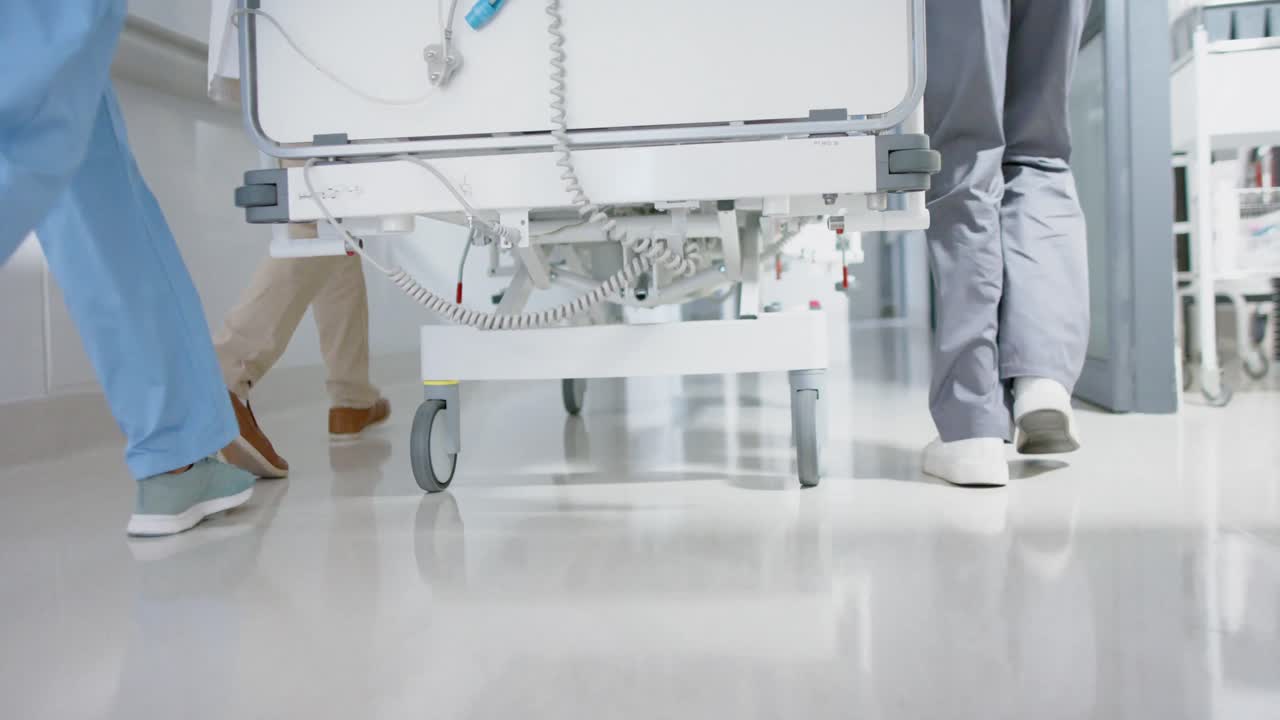 различные врачи и хирурги ходят с пациентом на больничной койке в замедленном движении