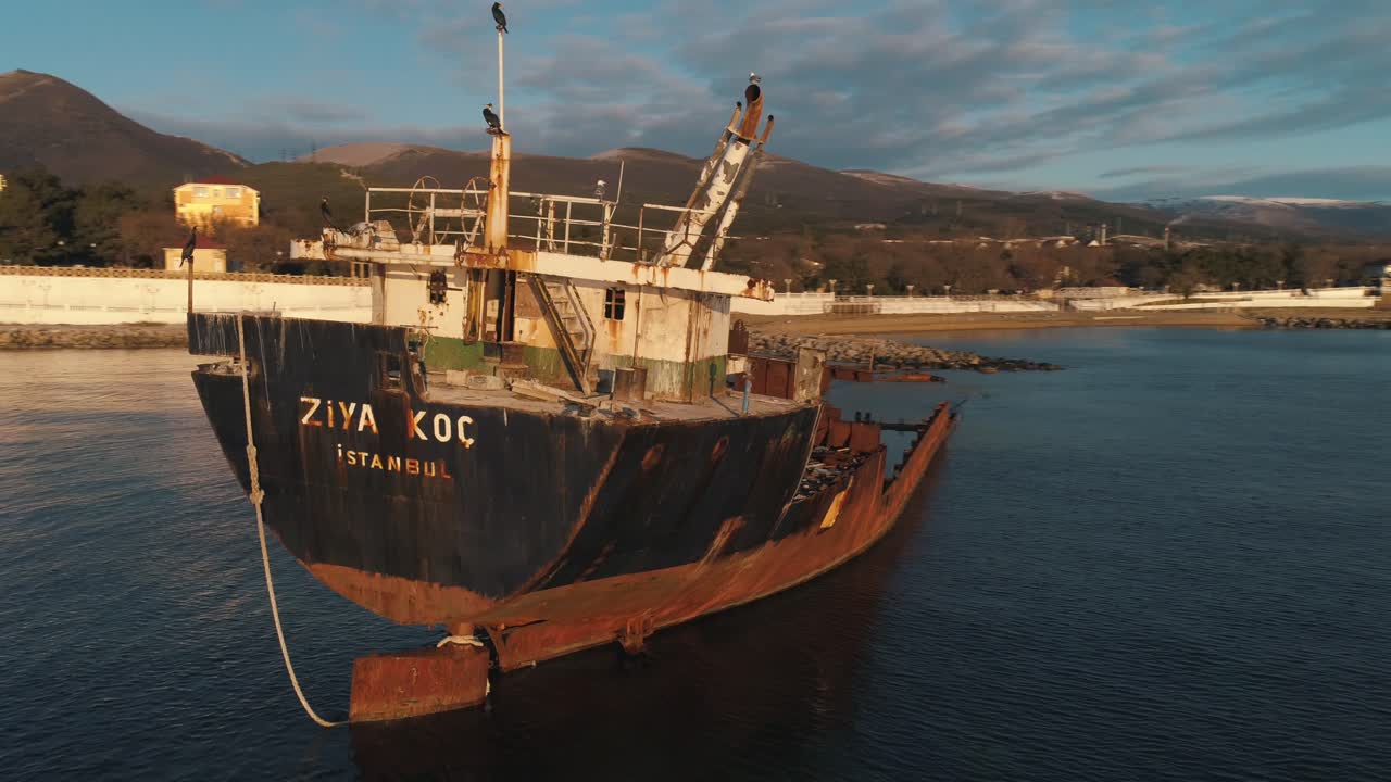 naufragio oxidado en la costa