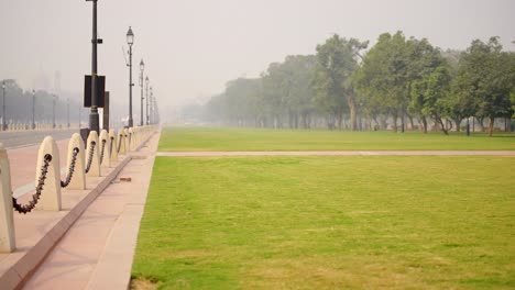 Sidewalk-of-India-gate-leading-in-straight-line