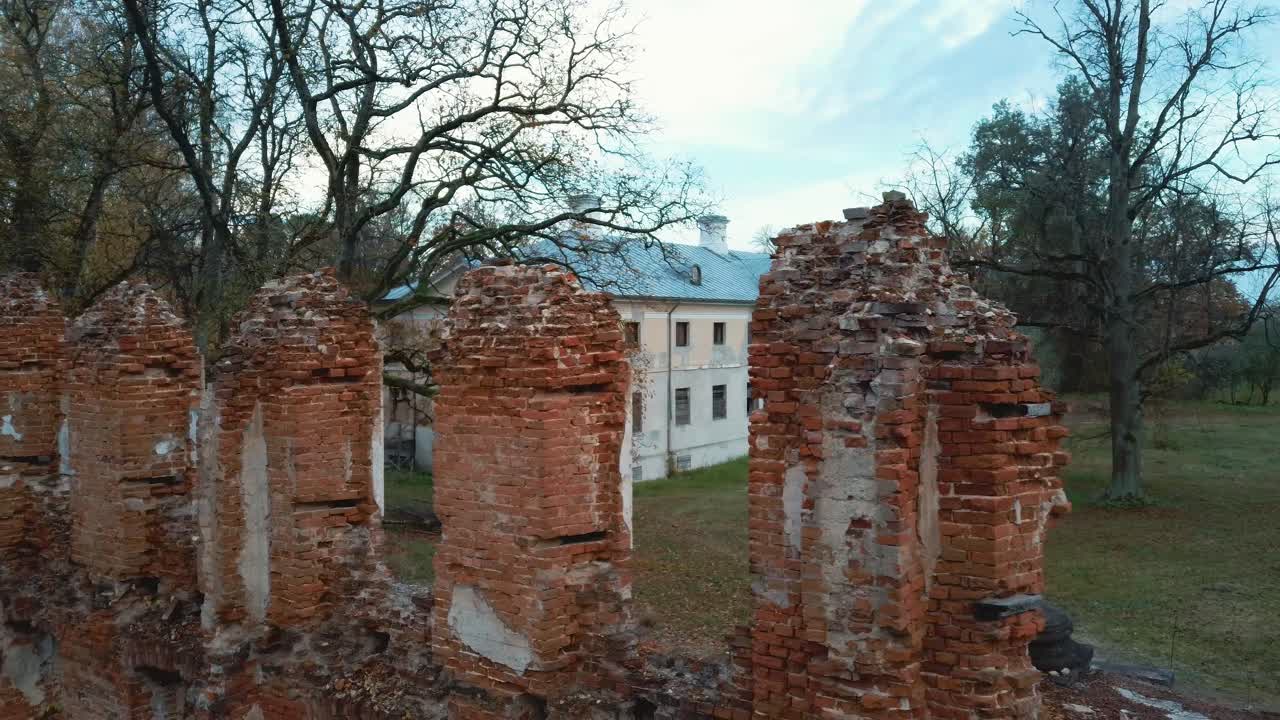 vista aérea de las ruinas de una antigua mansión en otoño dorado