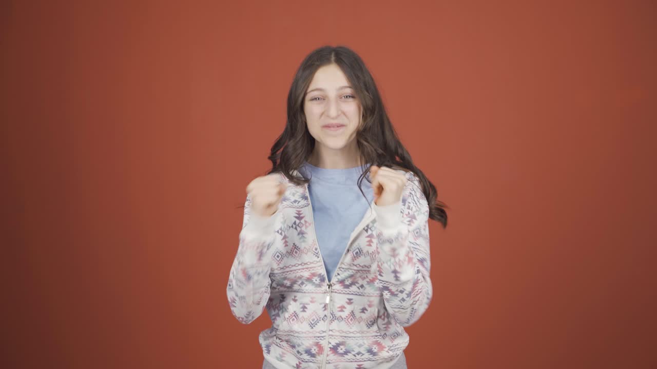 행복한 젊은 여성이 기 ⁇ 합니다.