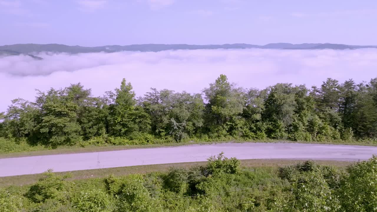 테네시 주 젤리코 근처의 75번 고속도로에서 구름과 안개와 함께  ⁇ 버랜드 산맥에서 드론 비디오가 진행되고 있습니다.