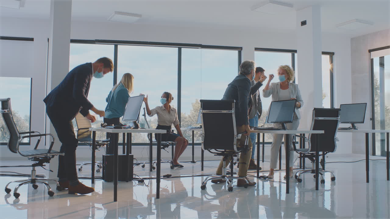 현대적인 사무실에서 성공을 축하하는 것