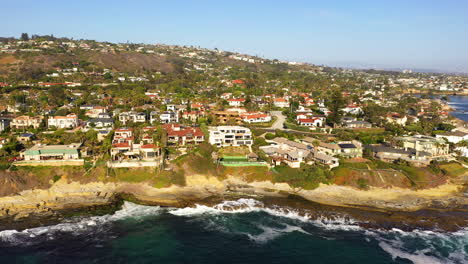 Aerial-tracking-shot-of-expensive-real-estate-La-Jolla,-California