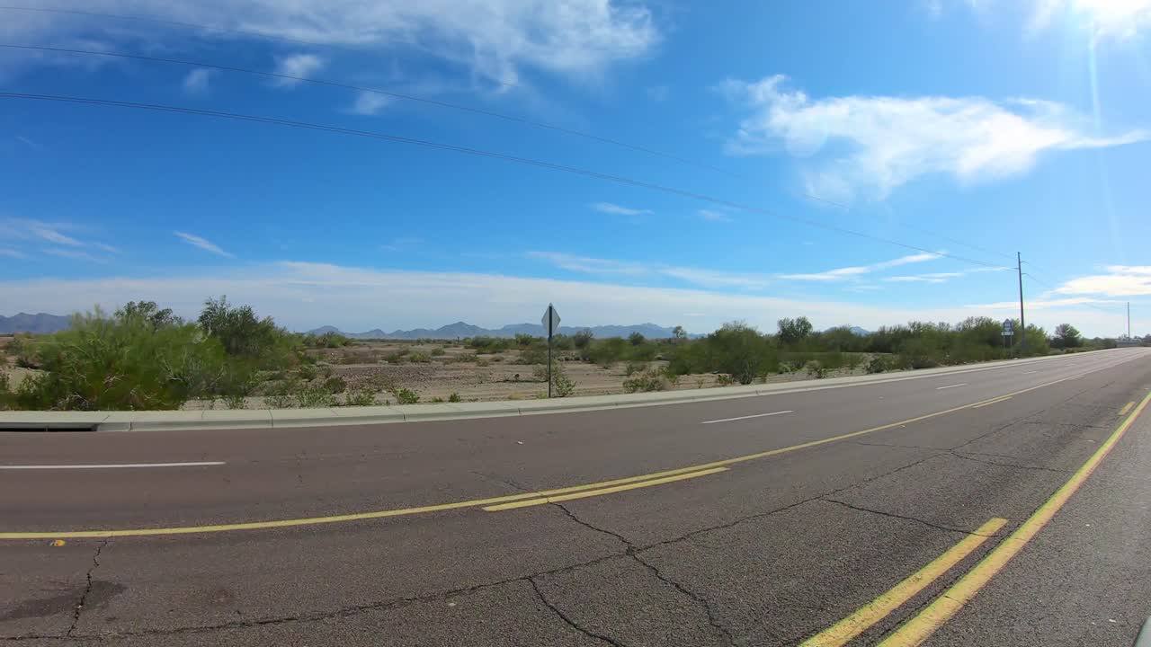 규암 애리조나 근처 사막을 통과하는 고속도로에서 흰색 밴을 따라가는 pov