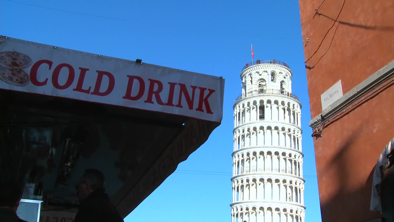 스낵 스탠드는 이탈리아 피사의 사탑 근처에서 차가운 음료를 제공합니다.