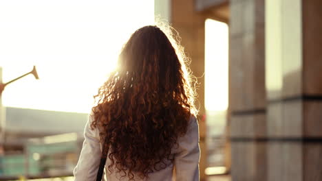 Pensamiento,-Ciudad-Y-Mujer-De-Negocios-En-La-Mañana.