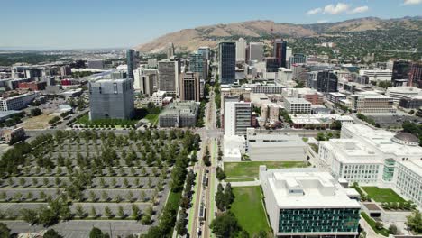 Ciudad-Capital-Del-Estado-De-Utah,-Salt-Lake-City,-Paisaje-De-La-Ciudad-En-Un-Día-Soleado-De-Verano---Vuelo-Aéreo-Con-Drones