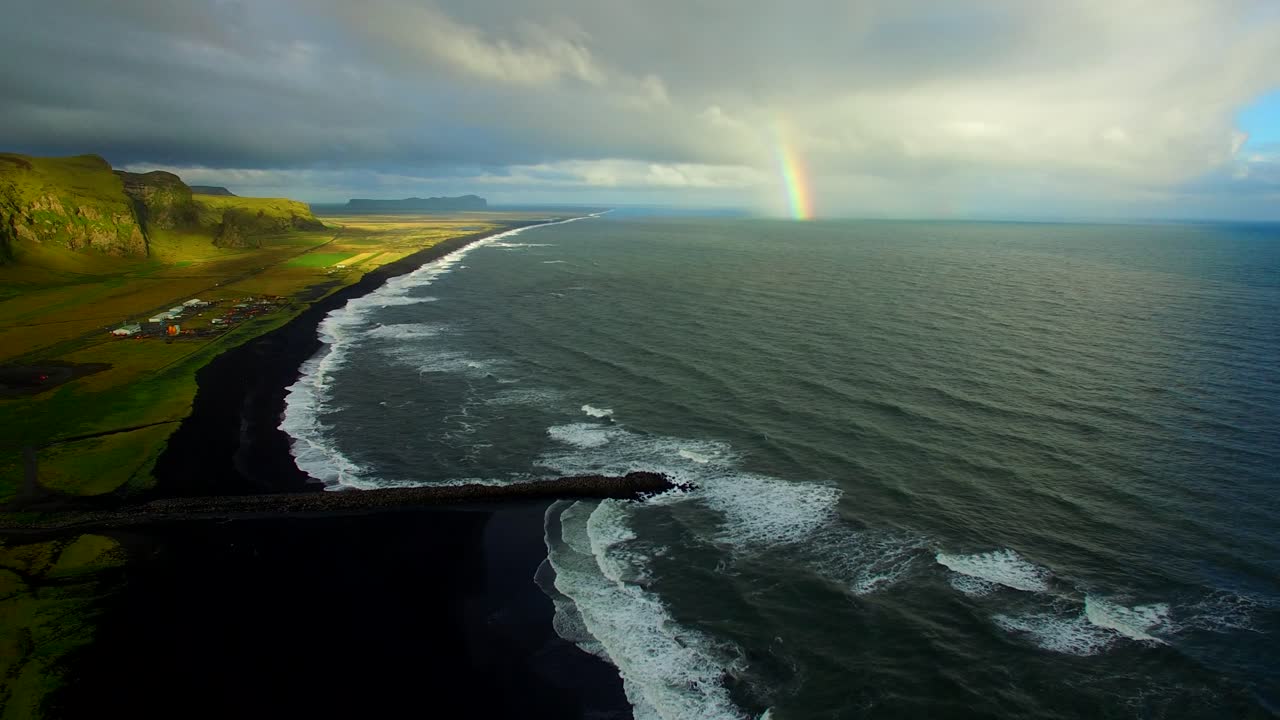 imágenes de drones de una playa en islandia con una hermosa luz