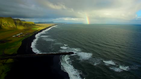 Drohnenaufnahmen-Eines-Strandes-In-Island-Mit-Wunderschönem-Licht