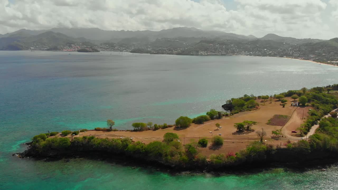 Riprese drone della penisola di Quarantine Point con le montagne e la città dell'isola caraibica di Grenada.