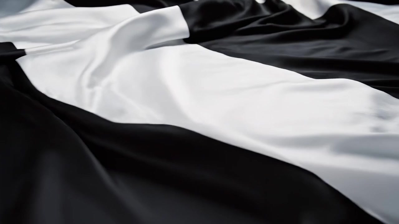 Tessuto di raso liscio bianco e nero che fluttua delicatamente