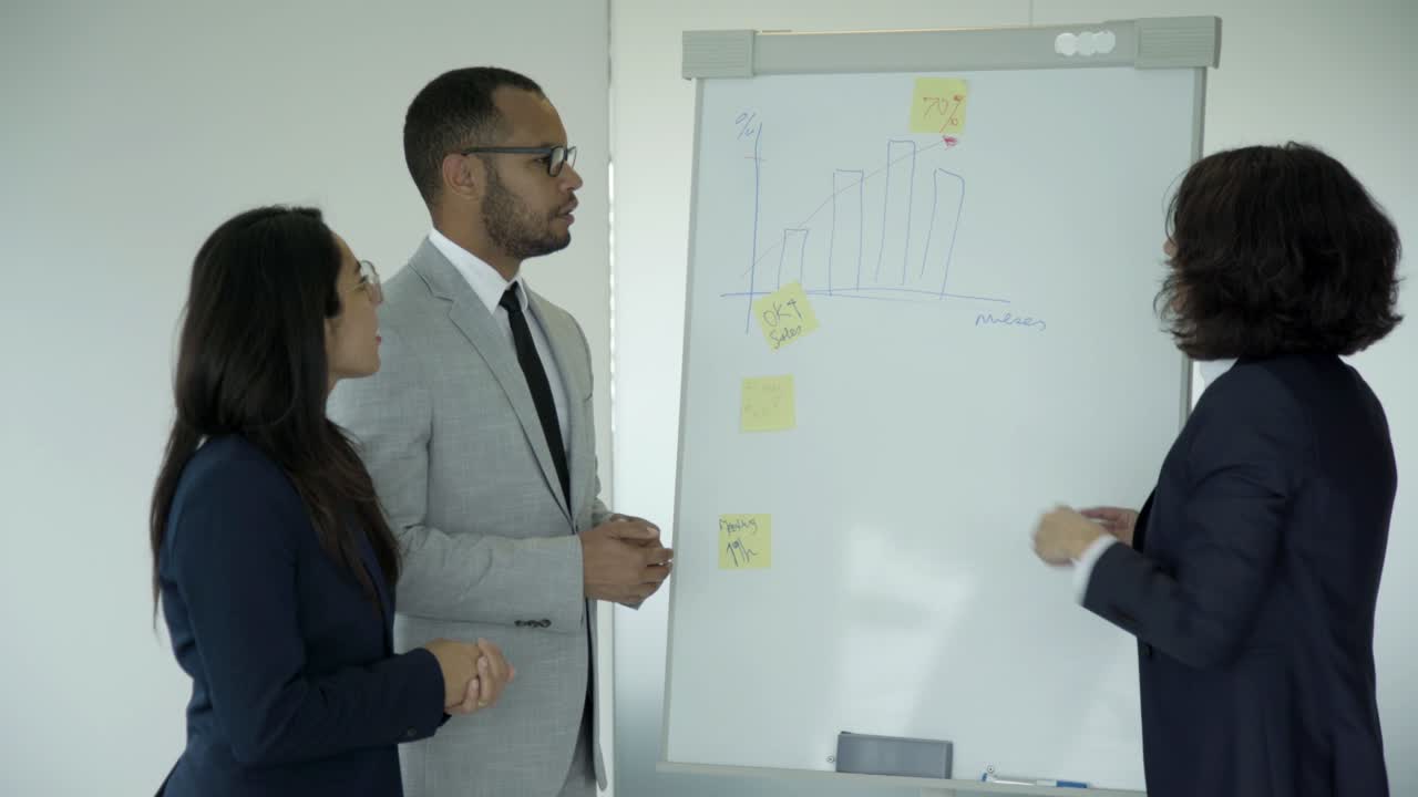 Colleghi fiduciosi che lavorano a un nuovo progetto in ufficio.