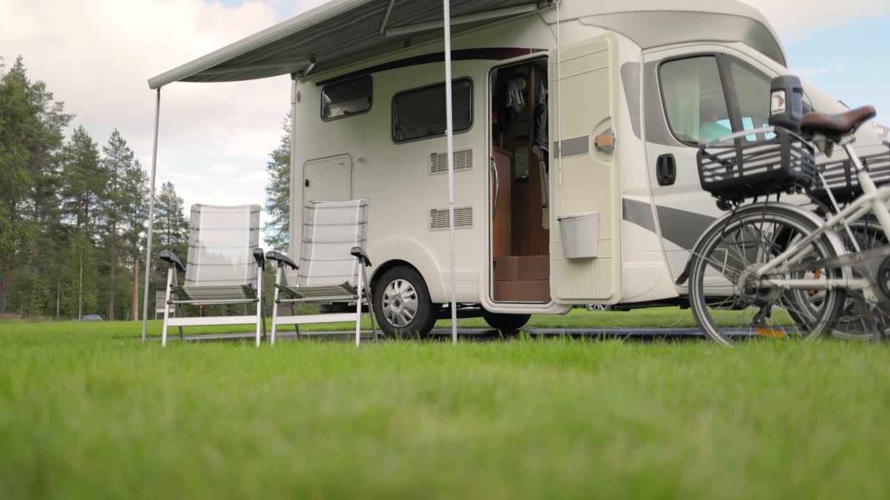 가족 휴가 여행 트럭, 휴가 여행 모터카, 카라반 자동차 휴가.