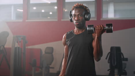 hombre trabajando con pesas en un gimnasio