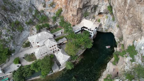 Acantilados-Junto-Al-Agua-En-El-Río-Buna