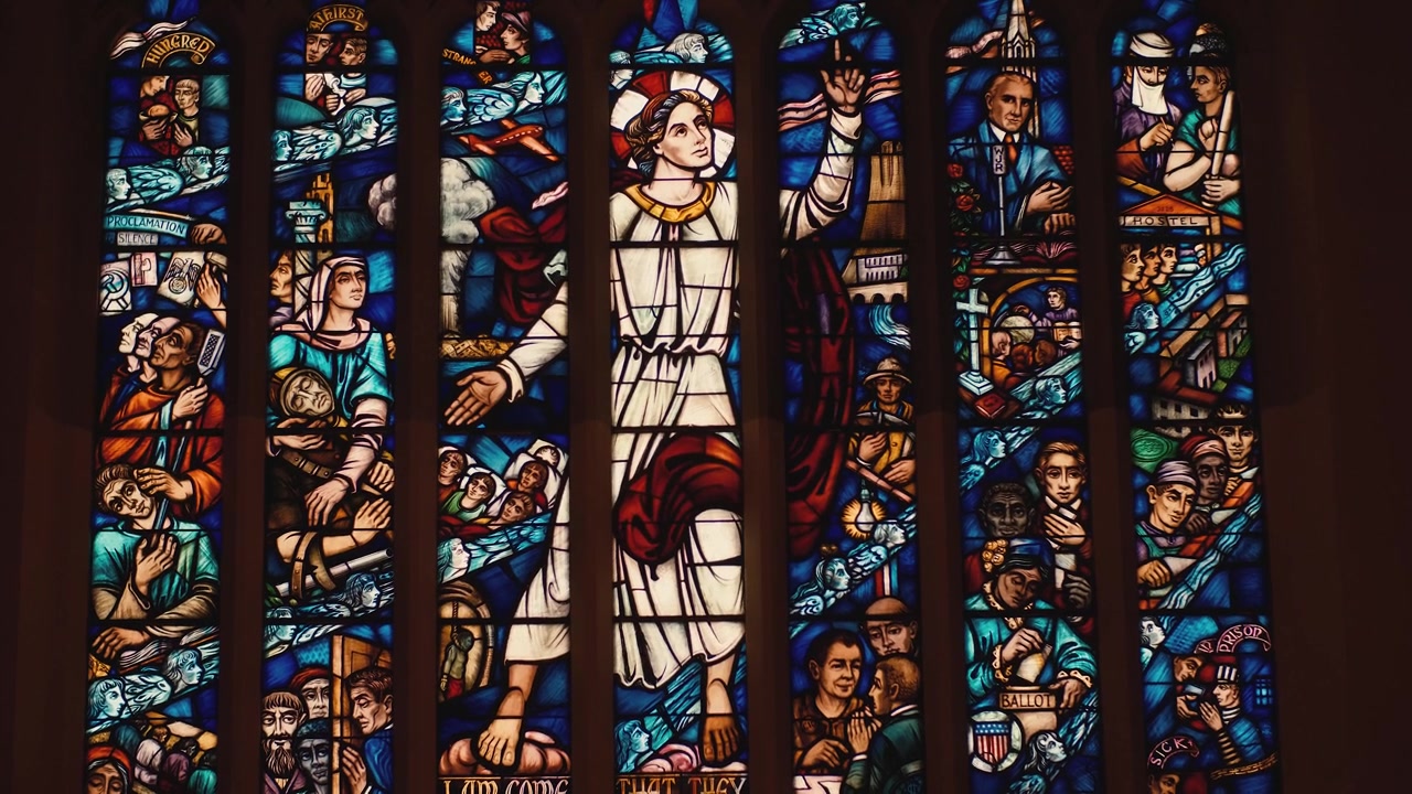 Vetrata vivace con figure e scene religiose