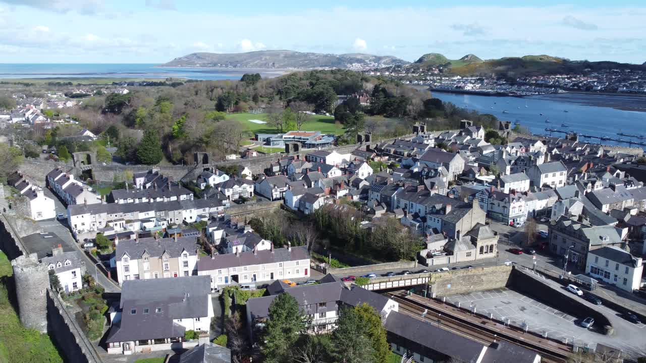 conwy 성 흉벽 돌담 조감도에 둘러싸인 웨일스 휴가 별장