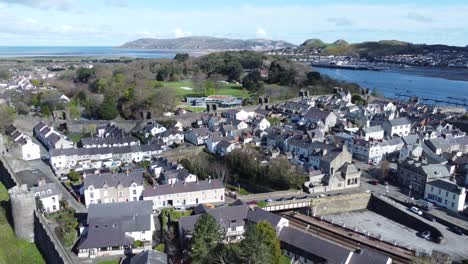 Walisische-Ferienhäuser-Eingeschlossen-In-Conwy-Burgzinnen-Steinmauern-Luftbild