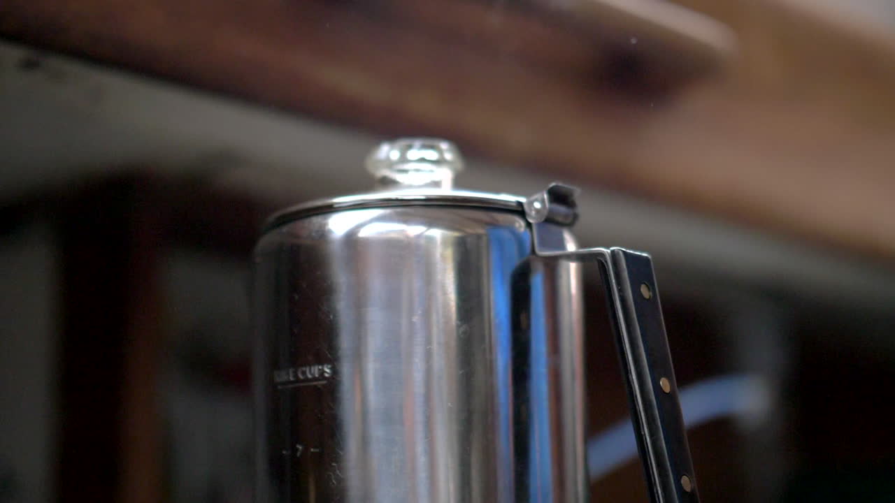 커피는 퍼콜레이터에 준비되어 있습니다.