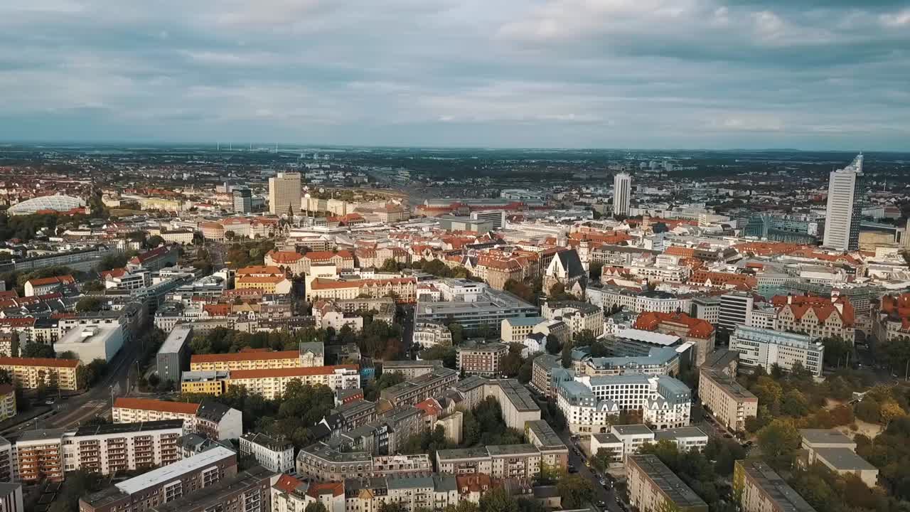 una vista panorámica del centro de leipzig, una gran ciudad en alemania