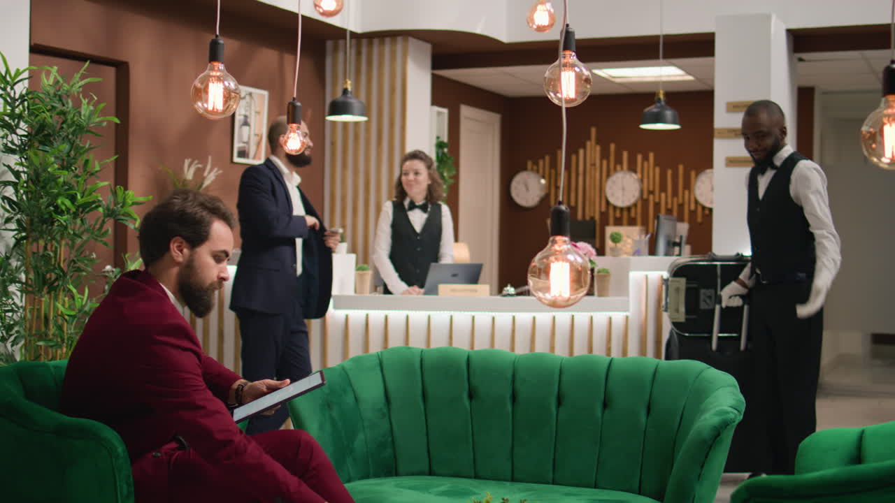 로비에서 태블릿에서 일하는 사업가