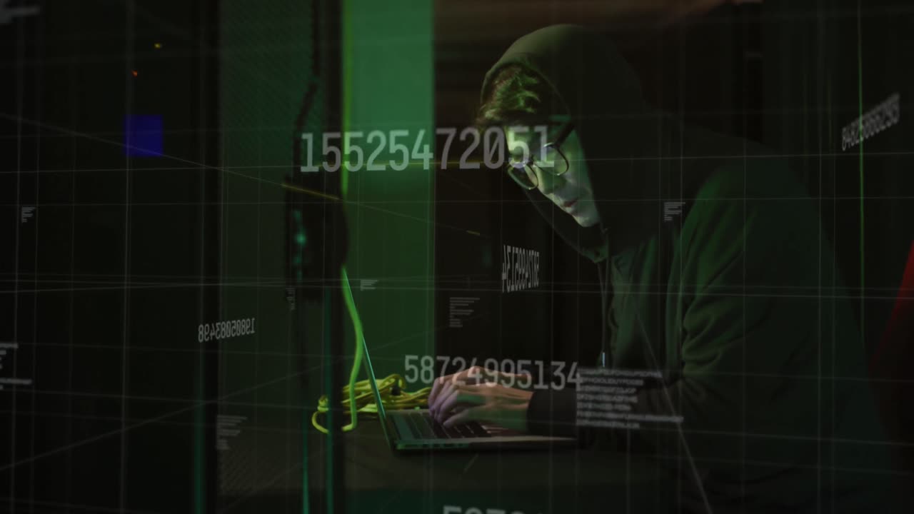 animación del procesamiento de datos sobre un hacker asiático en la sala del servidor