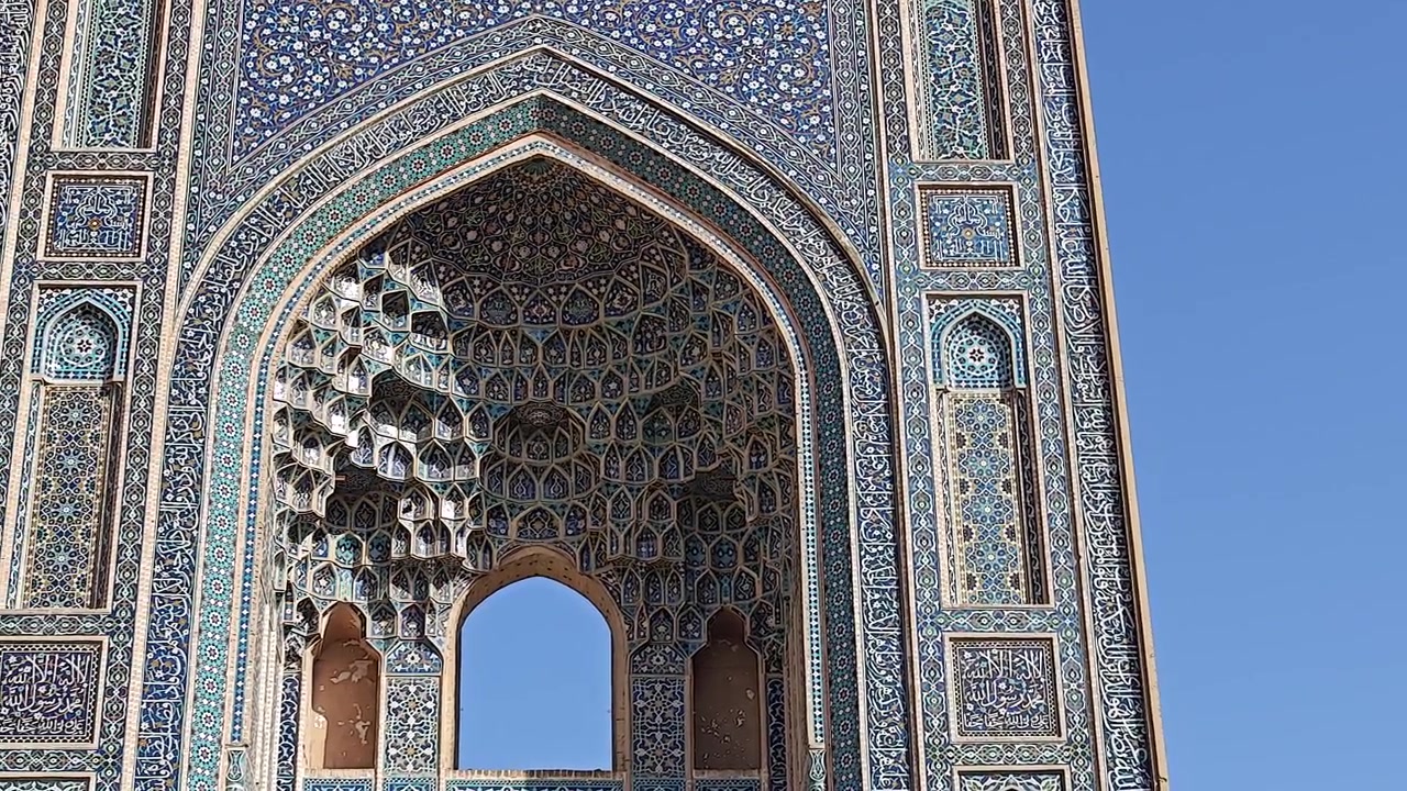 Antik bir Cami'nin İşlemeli Mavi Çinili Kemerli Geçidi.