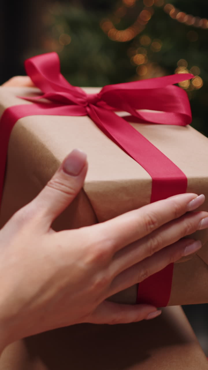 regalo envuelto con una cinta roja