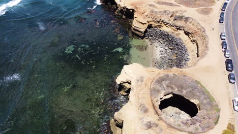 Cueva-De-Los-Acantilados-De-La-Puesta-Del-Sol-Y-Bulevar-En-San-Diego,-Vista-Aérea-De-Drones