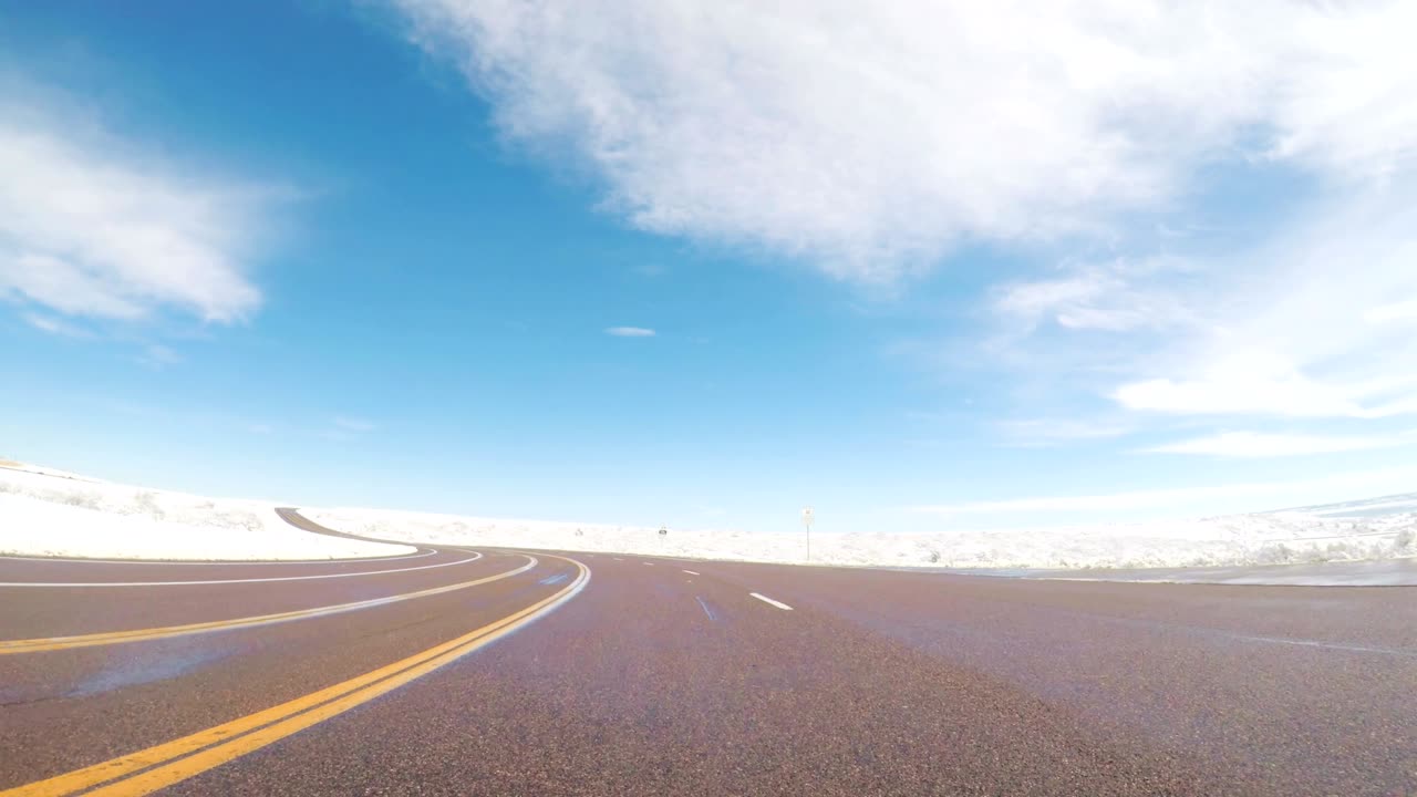 봄 눈 폭풍 이후 교외 도로에서 운전.