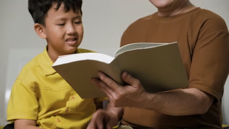 hombre asiático y niño en el dormitorio