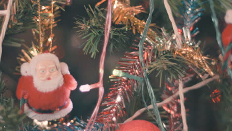 Adornos-En-Un-árbol-De-Navidad-Con-Santa-Claus-Y-Luz-Decorativa-Parpadeante-Para-El-Concepto-De-Año-Nuevo-Estacional