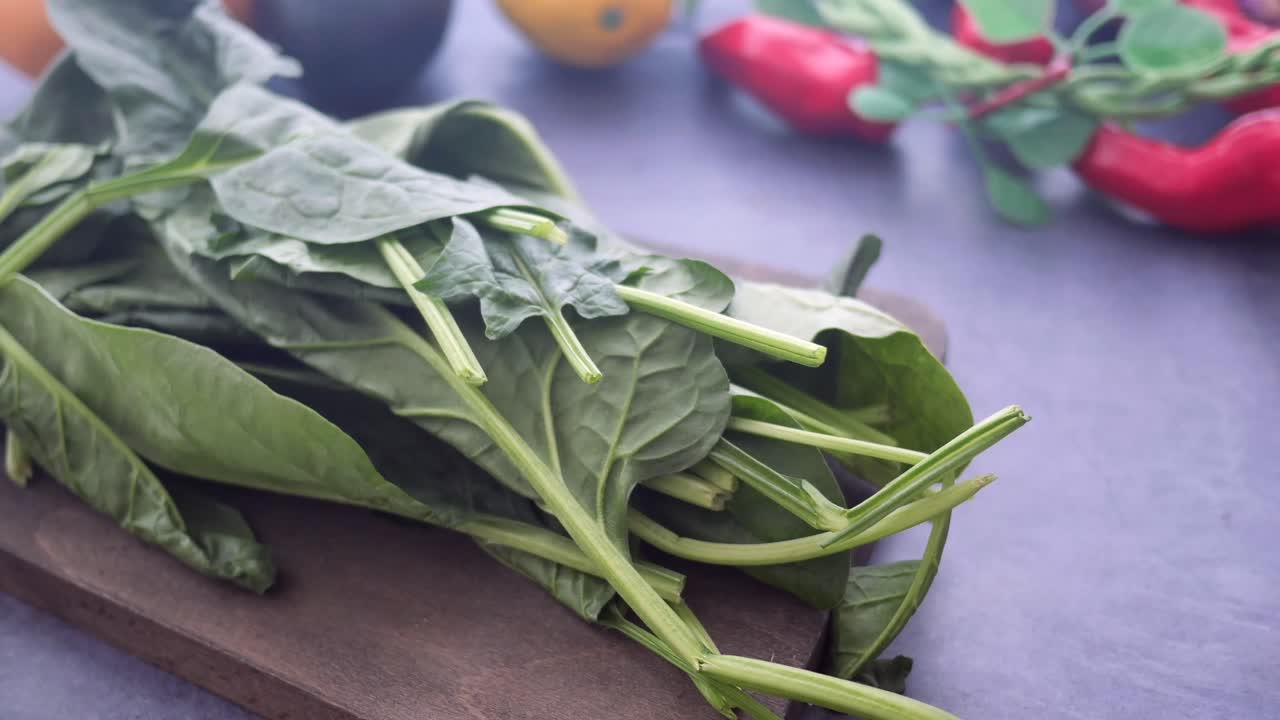 Spinaci freschi su un tagliere di legno