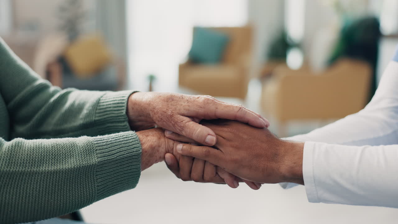 cogidos de la mano, primer plano y hogar de ancianos