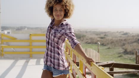 feliz mujer afroamericana sonriendo al aire libre