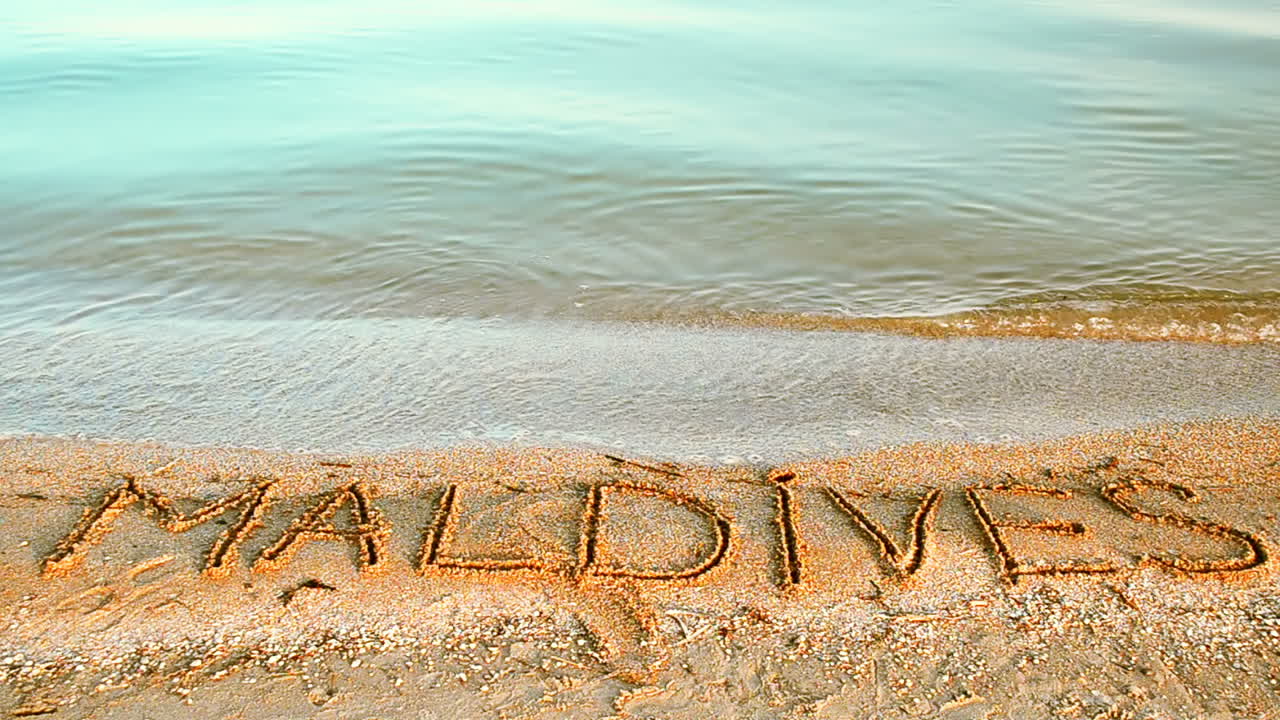 Maldive: iscrizione sulla sabbia della spiaggia