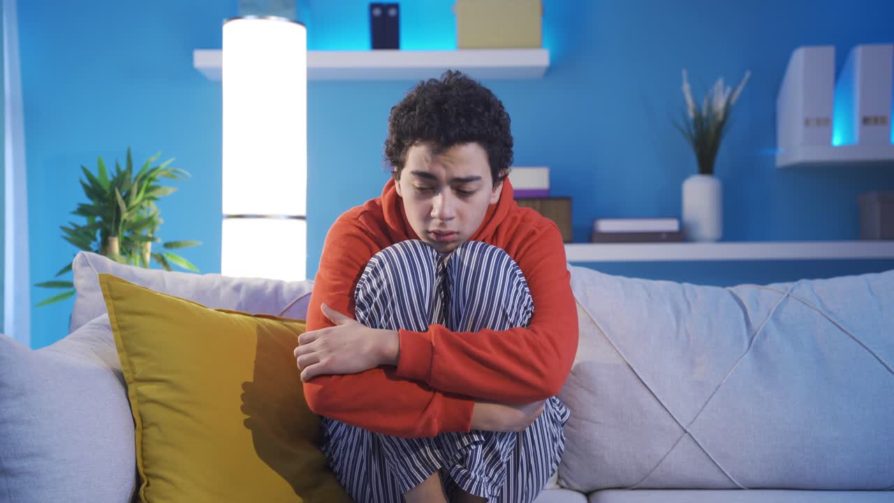 un chico deprimido y triste.