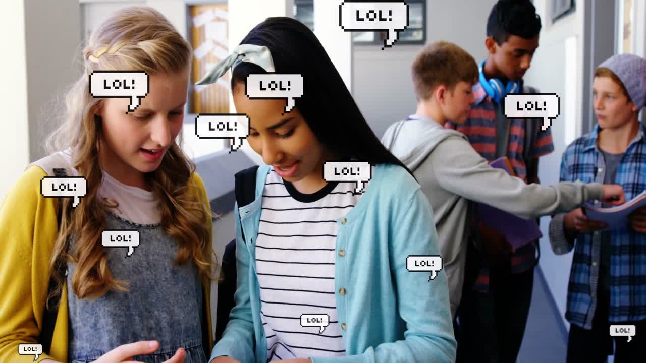 Studentinnen erhalten Smartphone-Ping und reagieren auf animierte LOL-Blasen, die die Schulaula überfluten.