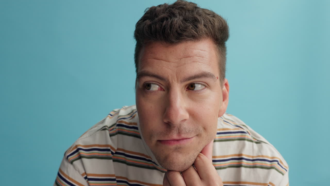 hombre con ojos cerrados y expresión pensativa