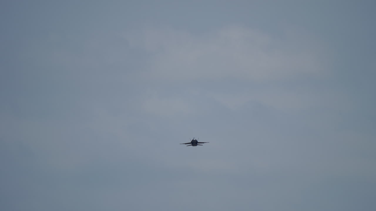 avión de combate en el cielo