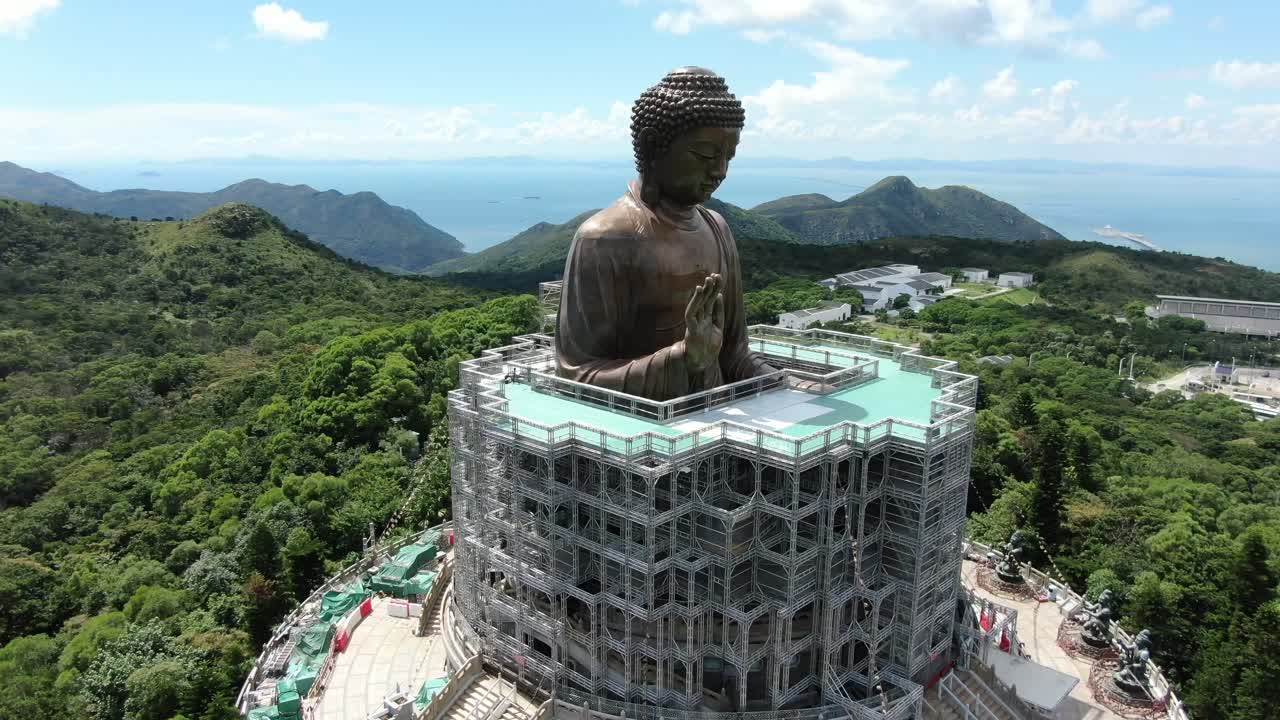 hong kong nong ping gran buda y entorno verde exuberante, vista aérea