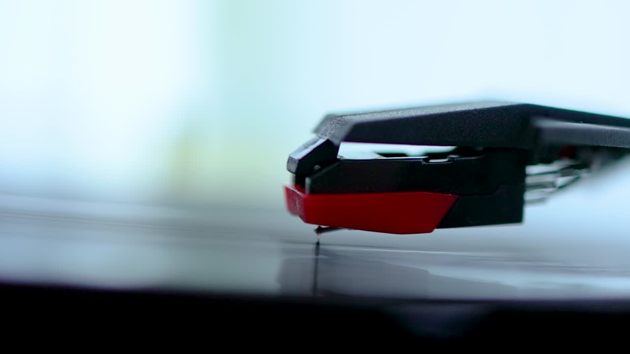 비닐 위에서 회전하는 레코드 플레이어의 바늘