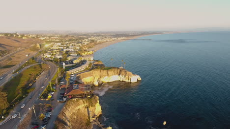 vista aérea de pismo beach california, en el océano pacífico filmada en 4k de alta resolución