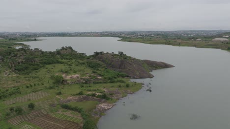 Antena---Presa-De-Lamingo-En-Un-Día-Nublado,-Meseta-De-Jos,-Nigeria,-Tiro-Hacia-Adelante